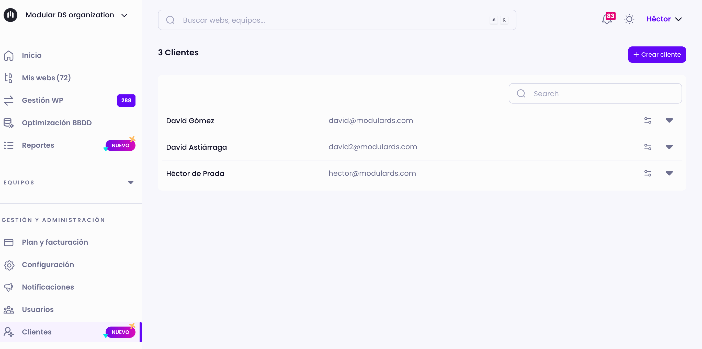 Captura de pantalla del nuevo panel de clientes en Modular DS, mostrando una lista de clientes con sus direcciones de correo electrónico y la opción de crear un nuevo cliente.