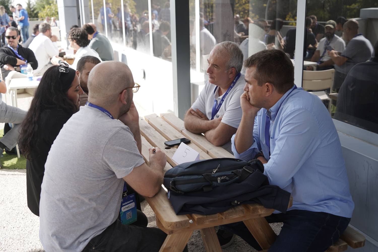 Sesión de mastermind en el WP Agency Forum 2025, donde dueños de agencias y profesionales de WordPress compartieron experiencias, ideas y aprendizajes en pequeños grupos.