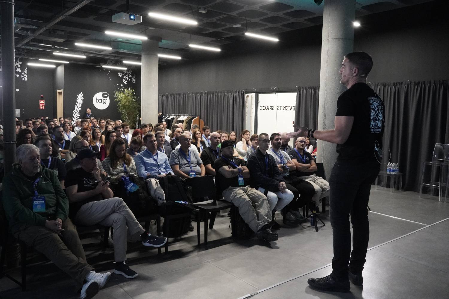 Charla de Ricardo Tayar, CEO de Flat 101, en el WP Agency Forum 2025, sobre las claves para convertir, crecer y escalar una agencia pasando de 0 a 300 empleados.